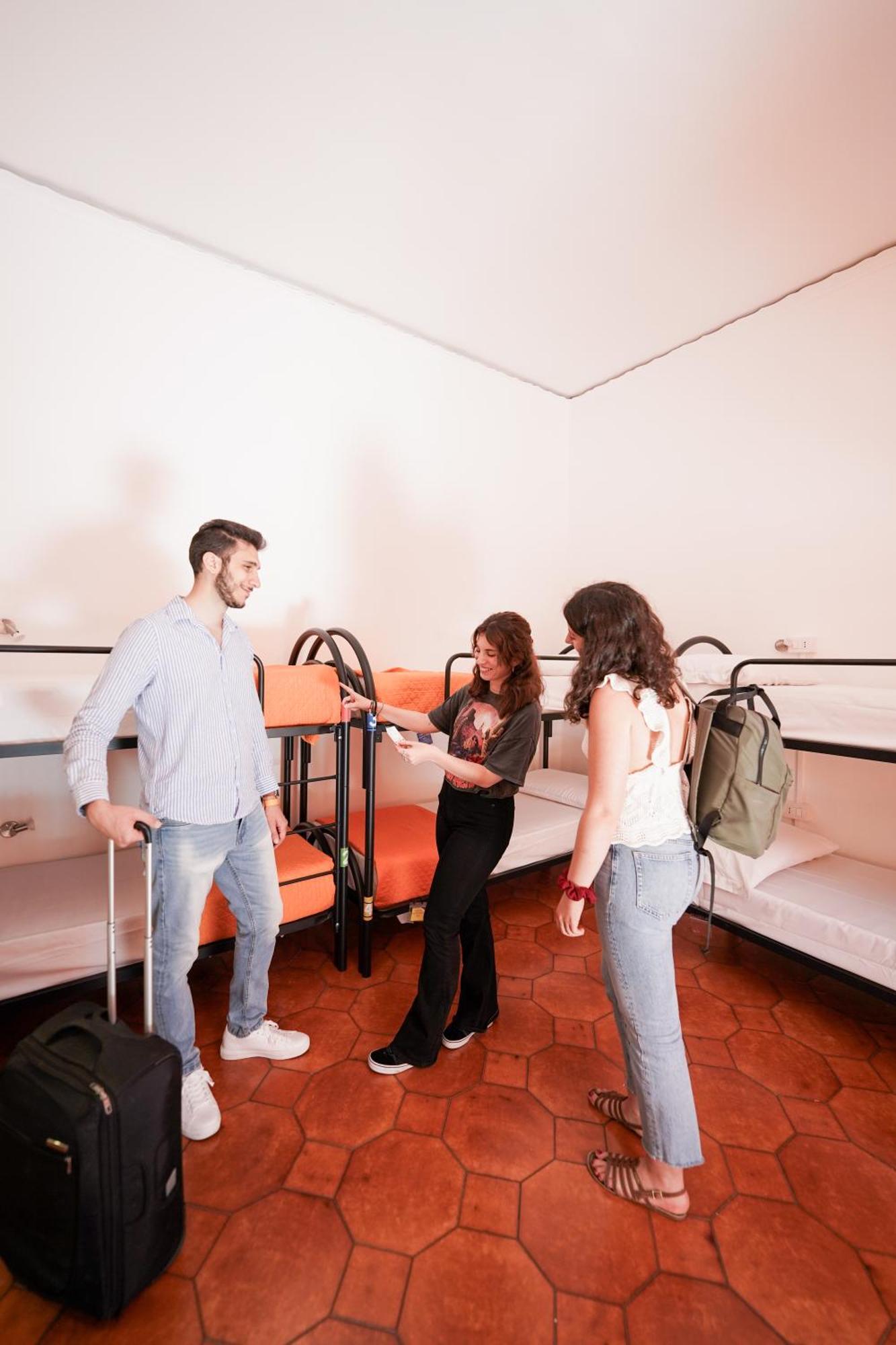 Ostello Experience - Age Limit 18-28 Napoli
